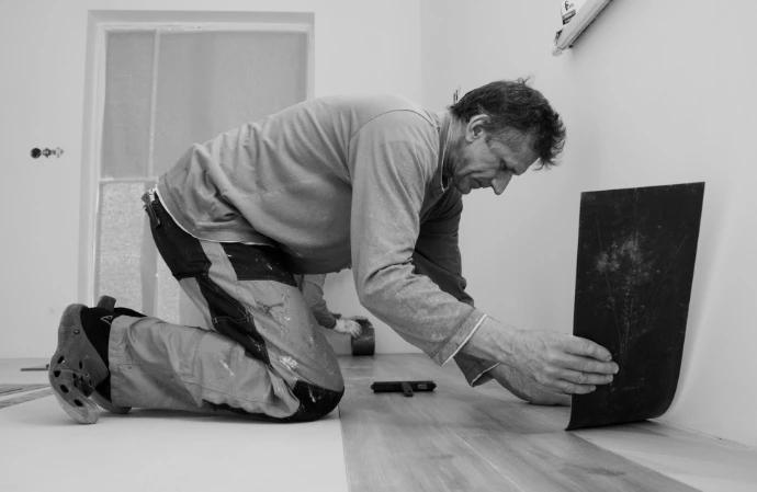 Remplacement ou réparation localisée de revêtements Plinthes, joints, seuils et petites finitions Reprises après dégradation ou intervention technique